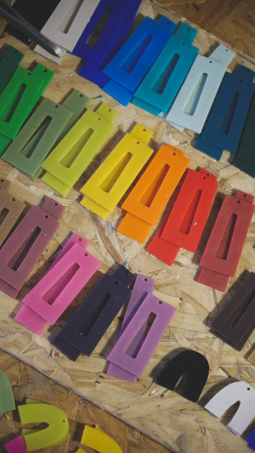 Piezas geométricas de colores de ONÍRICA dispuestas sobre una mesa de trabajo
